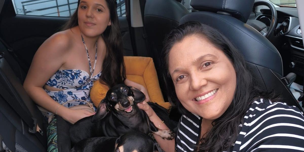 A comerciante Rejane Kelly Rodrigues Caldeira relata que, no momento, ela e seus familiares estão responsáveis por seis cachorros de tamanho médio e pequeno, todos eles acolhidos por meio de adoção (Larissa Durães)