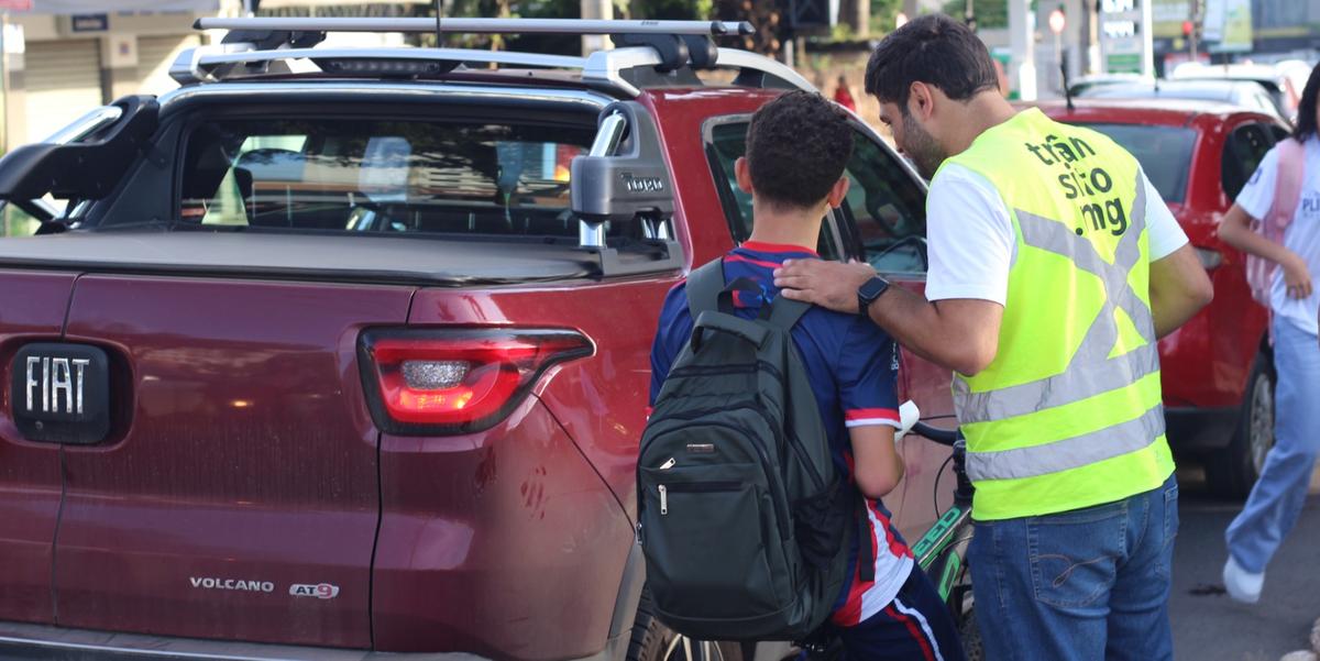 Na blitz, distribuíram folhetos e fizeram abordagens para incentivar segurança e prevenir acidentes no trânsito escolar (LEONARDO QUEIROZ)