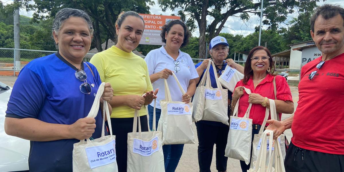 Os kits contêm sacolas do Rotary, cadernos, lápis, borracha, apontador, cola, estojo, material de colorir, livro infantil, garrafa de água e itens de higiene bucal (DIVULGAÇÃO)