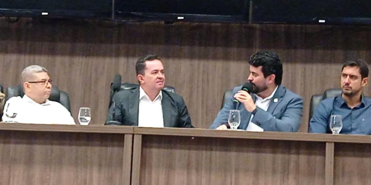 Valcir Soares, deputado Oscar Teixeira e Lucas Vilas Boas, chefe da coordenadoria de Trânsito do Governo de Minas, que garantiu a banca em Montes Claros até o final de 2025 (Márcia Vieira)