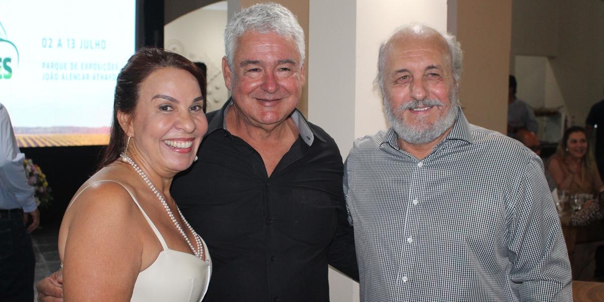 Raquel Muniz com o presidente da Sociedade Rural José Henrique Veloso e Fábio Braidatto, no lançamento da 51° Expomontes (Leonardo Queiroz)