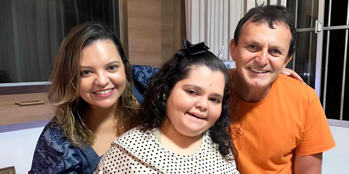 Gracielle Silva Araújo e Luiz Cláudio Balieiro com a filha Kaylane Araújo Balieiro, de 21 anos, que é autista e já conta com os benefícios da Ciptea em Montes Claros (Arquivo Pessoal)