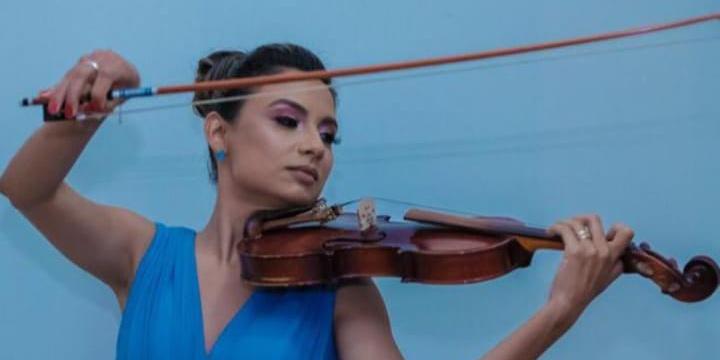 Polly Ferves, com mais de 15 anos no Conservatório Lorenzo Fernandez, lidera os naipes de violinos na Orquestra Sinfônica de Montes Claros (Divulgação)