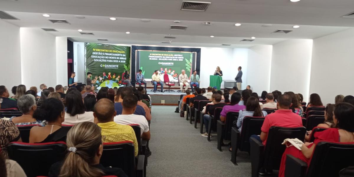 Manoel Barbosa enfatiza o planejamento em gestão educacional; Gleicio Rodrigues, de Ponto Chique, vê no conhecimento a chave para superar desafios (Márcia Vieira)