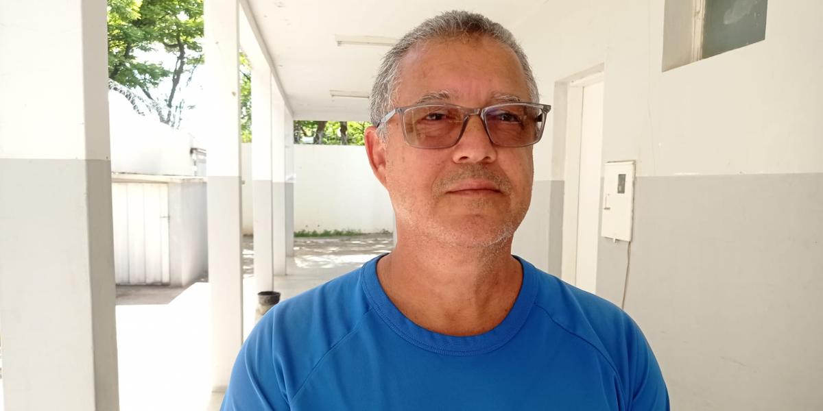 O aposentado Vicente Fernandes, que não estava nos grupos prioritários, comemora a ampliação da vacinação (Márcia Vieira)