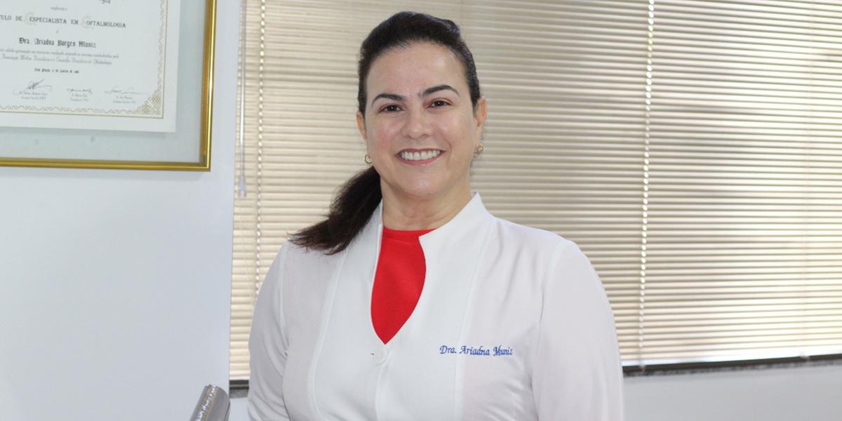 A oftalmologista Ariadna Muniz destaca a importância crucial dos exames oftalmológicos regulares. Ela menciona que diversas doenças dos olhos, incluindo glaucoma e retinopatia diabética, não apresentam sintomas evidentes inicialmente e só revelam sinais em fases mais graves, onde a perda da visão pode se tornar irreversível (Leonardo Queiroz)