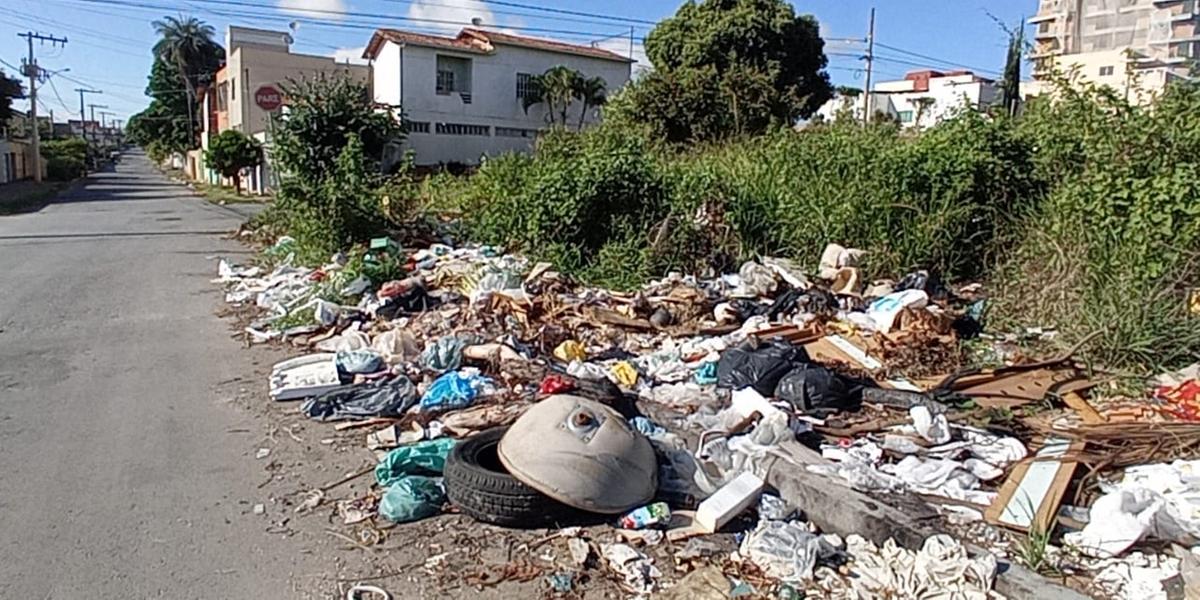 Lixão a céu aberto: prefeitura alega notificação do proprietário, contudo, problema permanece e moradores demandam ação imediata (Márcia Vieira)