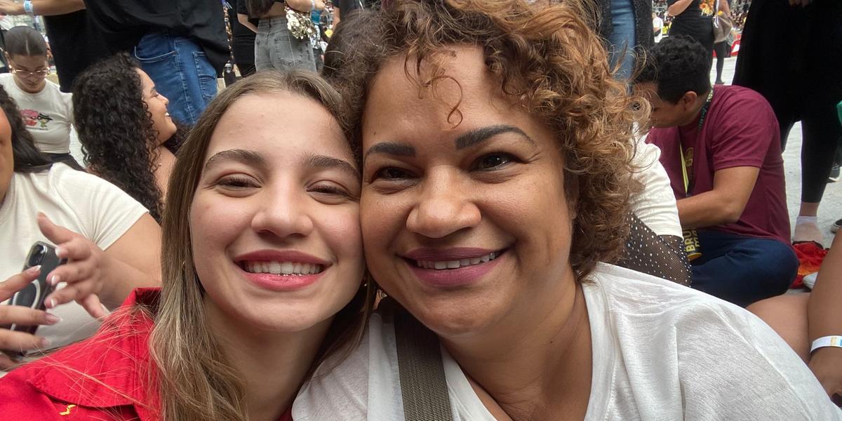 Jaqueline com a filha Sarah. “Nos divertimos em atividades conjuntas fora da internet. Mas, quando usa, eu monitoro. Sou chata” (arquivo pessoal)