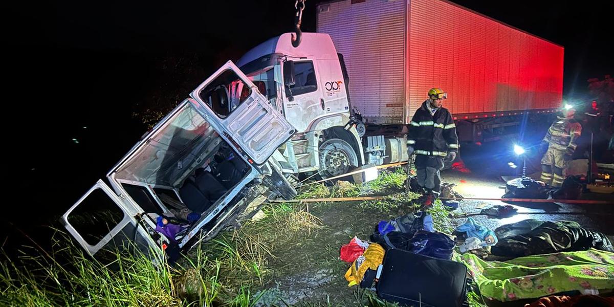 No local, foram encontrados uma carreta, que seguia para Bahia/Montes Claros, e uma van em sentido oposto, em área de difícil acesso (Corpo de Bombeiros/ divulgação)