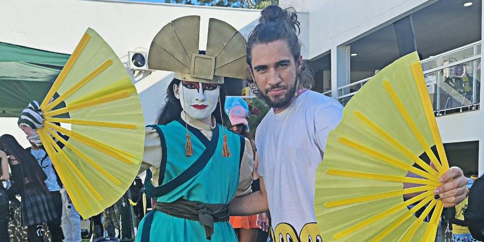 Adelber Ribeiro do Amaral posa com um cosplayer do personagem “Kyoshi”, do desenho /animação “Avatar” , na edição passada do GGXP (Arquivo Pessoal)