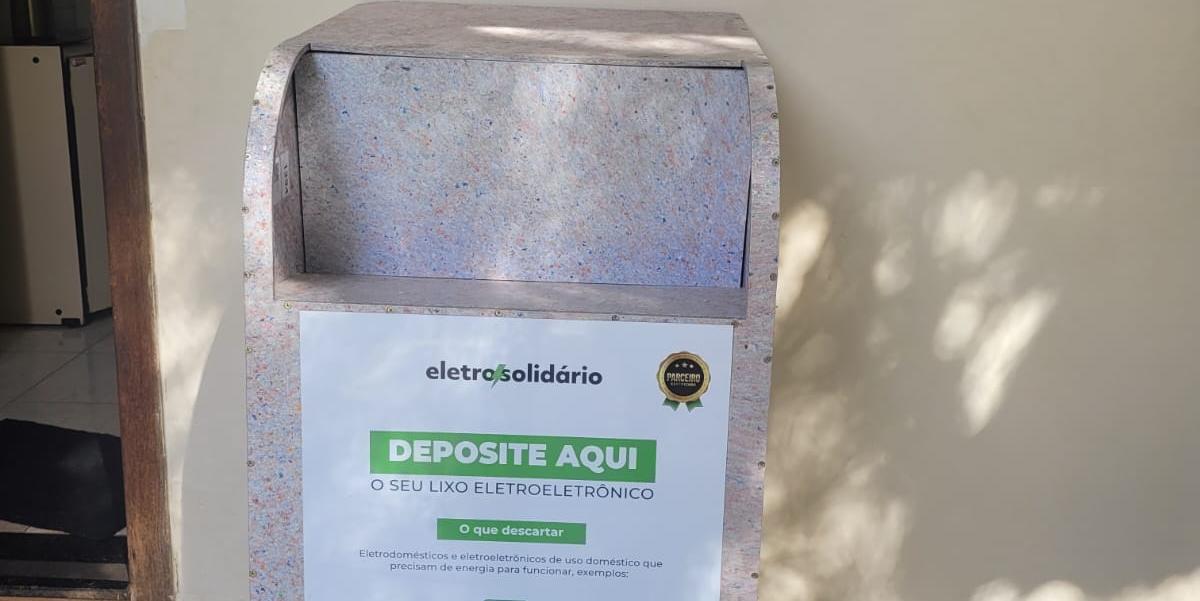 A gestora social da LBV, Vanessa Oliveira Franca, informa que basta entregar eletrônicos sem uso na caixa coletora instalada na unidade da LBV (Divulgação/LBV)
