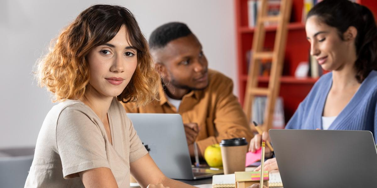 A defesa do contrato de trabalho por hora, tem gerado preocupações sobre seus efeitos nos jovens trabalhadores (Freepik)