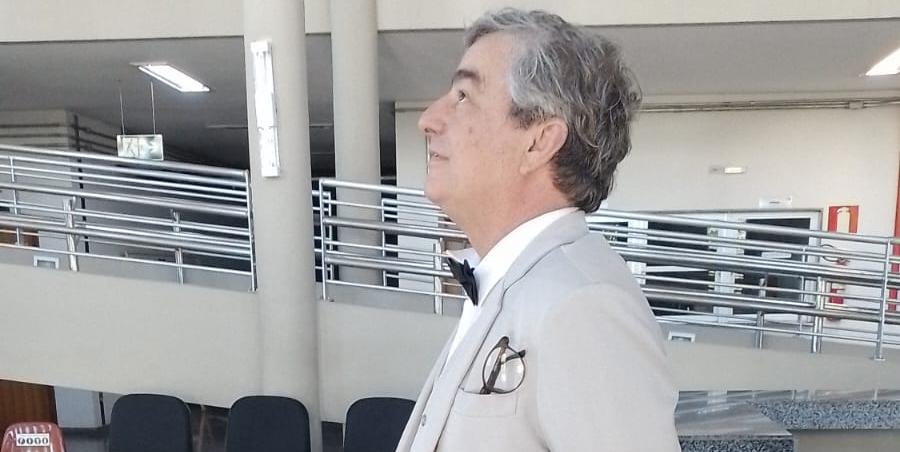 Rafael Macedo Chaves, neto e afilhado de João Chaves, interpreta seu avô na cena “Sentença” (Divulgação)