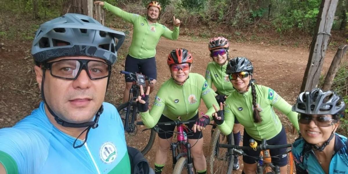Ramon Guimarães (de azul), do grupo União dos Ciclistas de Montes Claros, afirma que a infraestrutura cicloviária da cidade está longe do ideal. O Dia Mundial da Bicicleta, celebrado na última terça-feira, destaca a relevância desse transporte limpo, saudável e acessível. (Arquivo pessoal)