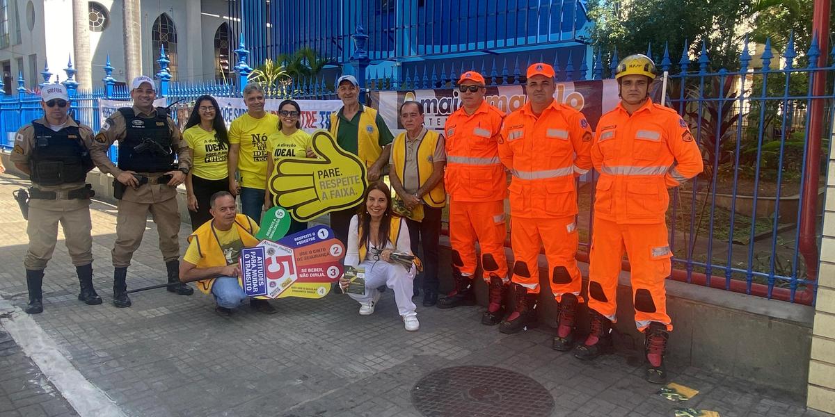 A ação visava conscientizar motoristas, pedestres e ciclistas, especialmente pais e estudantes, sobre direitos e deveres no trânsito, prevenindo que veículos se tornem armas letais (DIVULGAÇÃO)