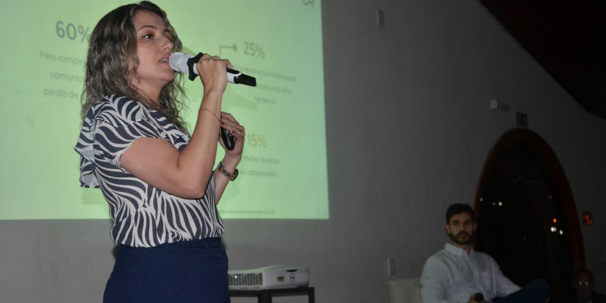Palestra de Yuri Buhler e Valquíria Prado revela que só 30% das empresas rurais passam à segunda geração, enfatizando a importância de gerações trabalharem juntas (VANESSA ARAÚJO)