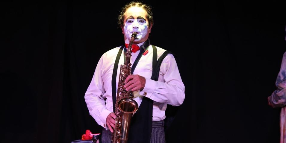 Orlando Moreno, artista colombiano com mais de 30 anos de experiência em teatro de rua e circo, lidera a formação. (Arquivo pessoal)