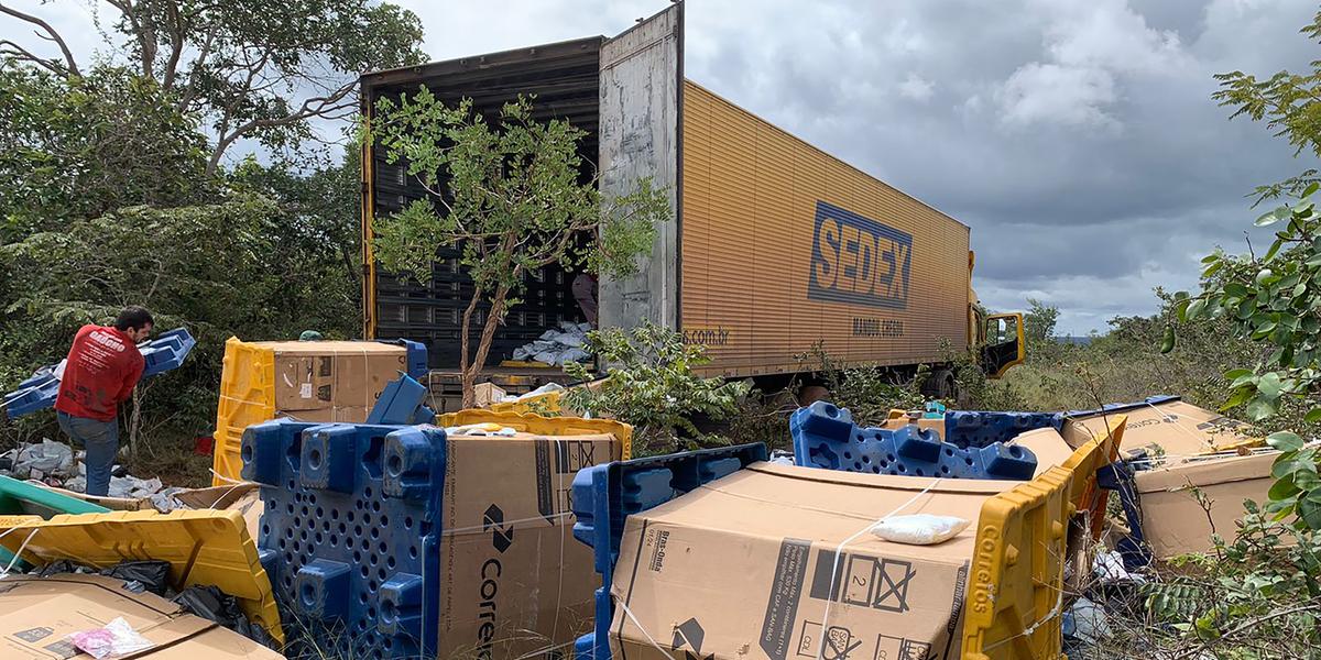 As cargas roubadas eram transportadas, principalmente, por caminhões dos Correios e do Mercado Livre (PF/ divulgação)