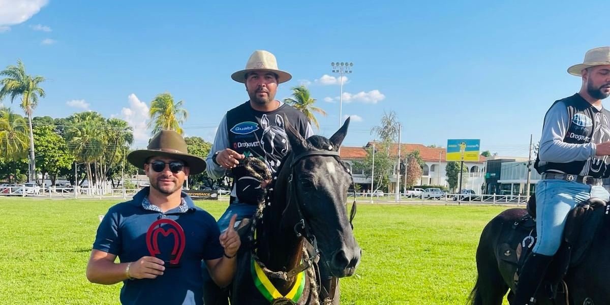 Caio Xavier e o montador Formigão com o Urbano da Maromba, cavalo que já acumula premiações e esse ano compete mais uma vez (arquivo pessoal)
