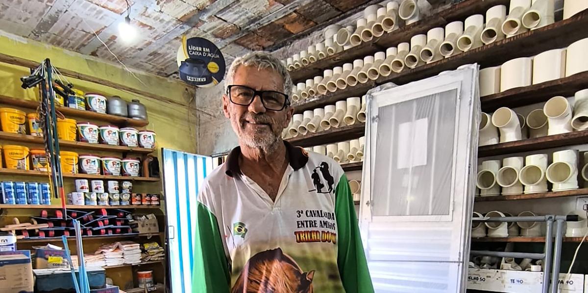 Edson Santos percebeu um aumento de 15% a 20% no volume dos frangos vendidos por ele, sem seu comércio, aos domingos (Larissa Durães)