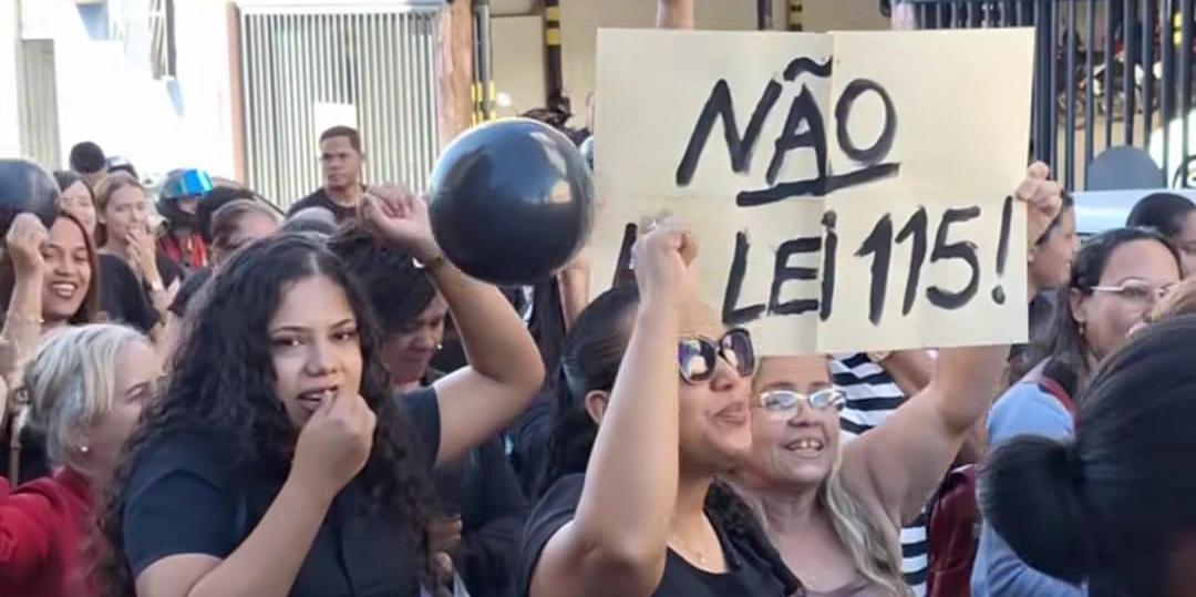 Auxiliares de docência forma as ruas mostrar sua insatisfação com uma jornada considerada injusta (Redes sociais)