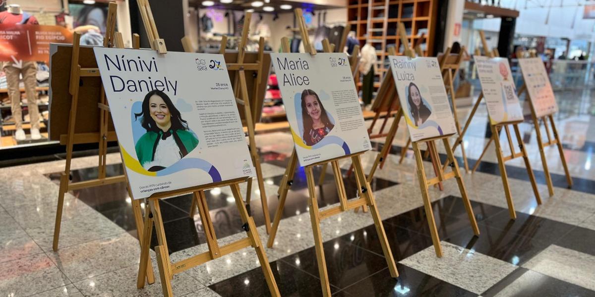 A mostra traz a narrativa das crianças sobre a luta contra o câncer e, principalmente, a importância da solidariedade durante essa jornada dolorosa (Montes Claros Shopping/ divulgação)
