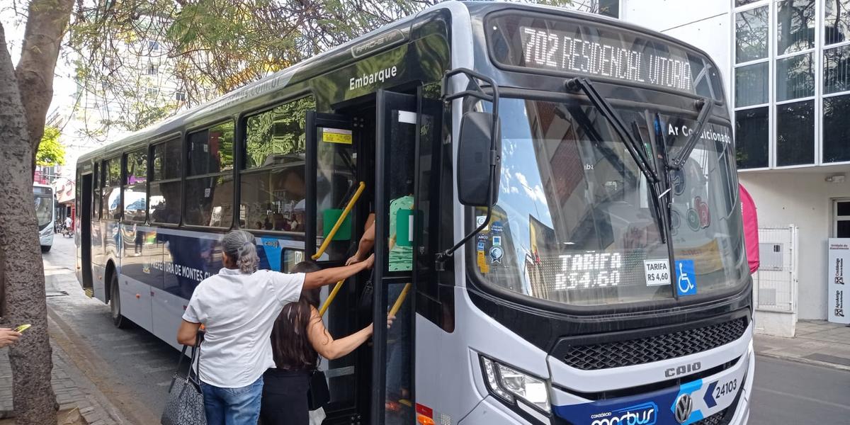 Tarifa alta e superlotação marcam rotina no transporte de Montes Claros (Márcia Vieira)