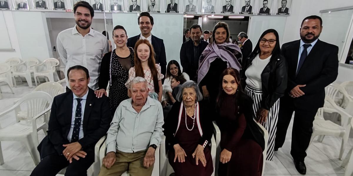 Ao lado da família, incluindo sua mãe Elza, Raquel Muniz assumiu a presidência do clube (Márcia Vieira)