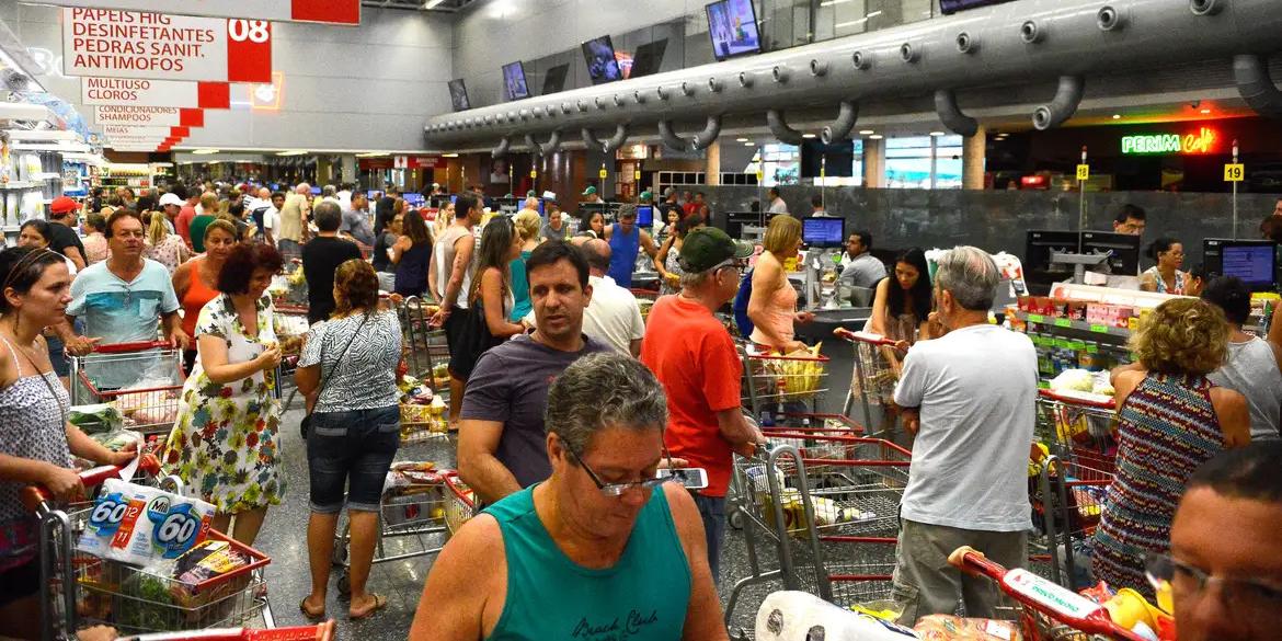 A safra brasileira, que deve ser recorde, tem contribuído para a redução dos custos (Tânia Rêgo/Agência Brasil)