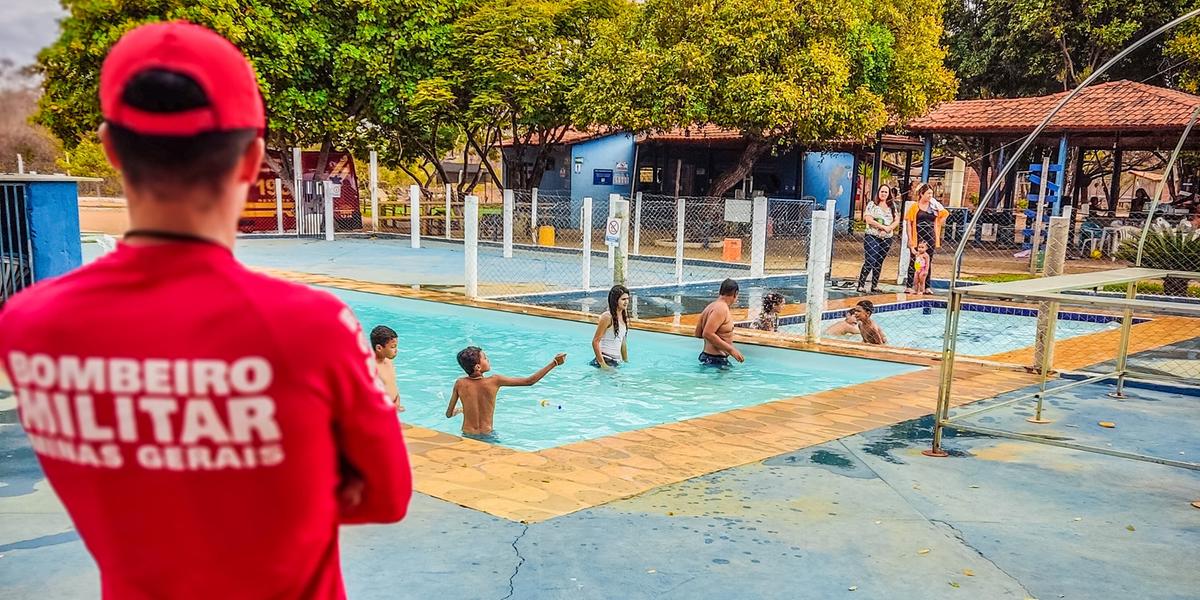 Ações incluem placas em balneários, orientação à população e mensagens educativas nas mídias (Corpo de Bombeiros/ divulgação)