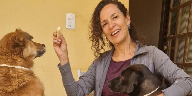 Lenísia Amaral destaca a importância da vacinação anual contra raiva para a saúde dos animais (Arquivo pessoal)