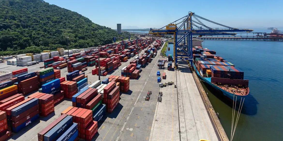 Trump iniciou guerra comercial em 2 de abril ao impor tarifas baseadas no déficit dos EUA com cada país (Agência Brasil)