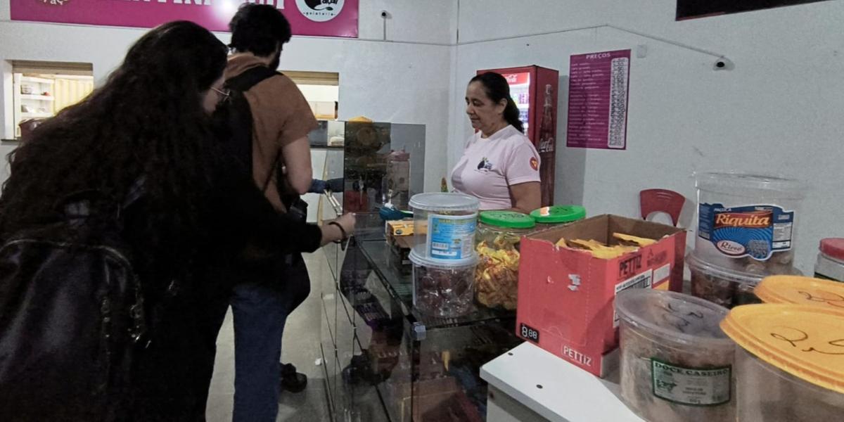 A comerciante Vânia Maria Figueiredo observou reduções modestas nos preços (Larissa Durães)