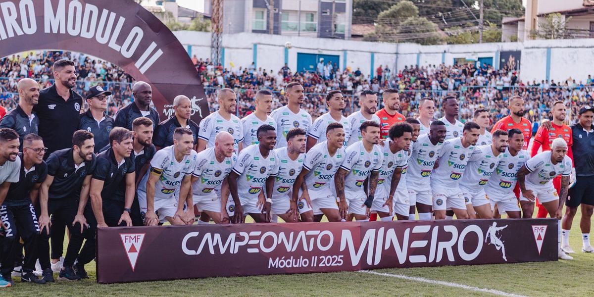 O time entrou em campo com Rafael Pin, Kellyton, Ulisses, Feliphe Gabriel, Leandro Ferreira (capitão), Rafael Victor, Mateusinho, Luiz Thiago, Wanderson e Rodrigo. (Willam Souza)