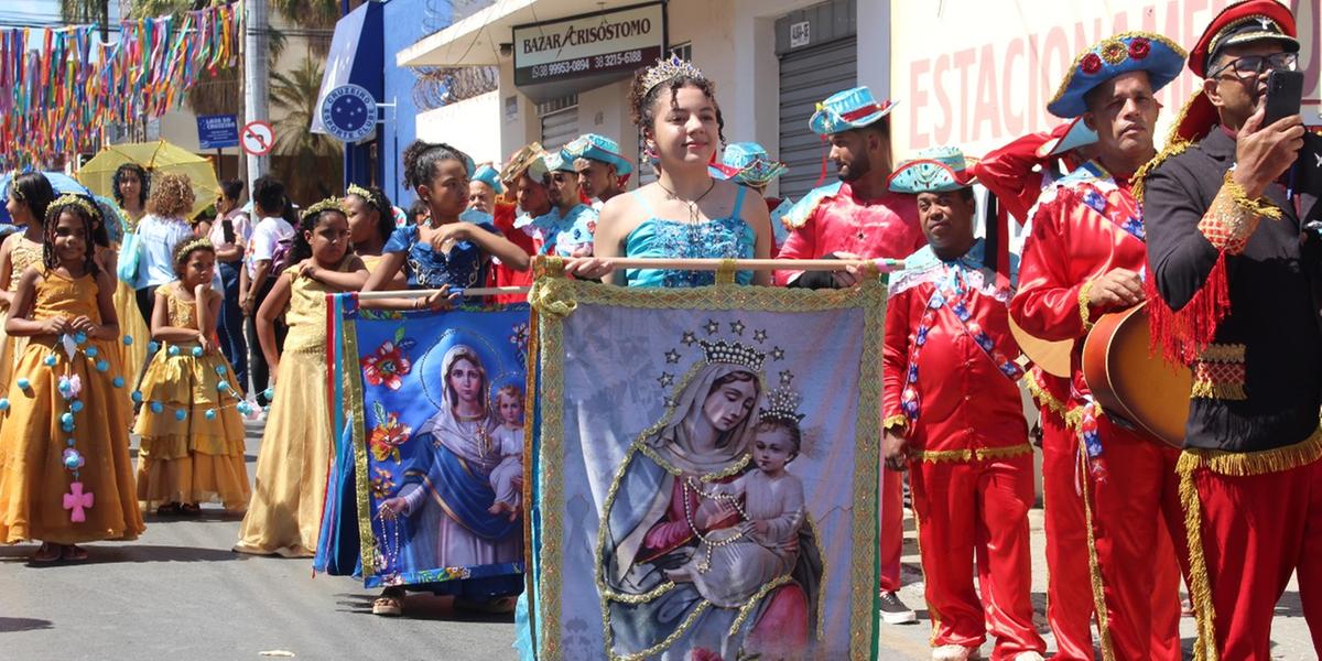 Emoção e fé no cortejo em homenagem a Nossa Senhora do Rosário em Montes Claros (Leonardo Queiroz)
