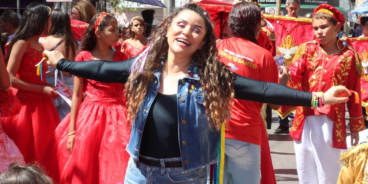 Segundo Leila, “Cantigas de Agosto” representa mais do que uma simples canção: é a concretização de uma emoção compartilhada (Leonardo Queiroz)