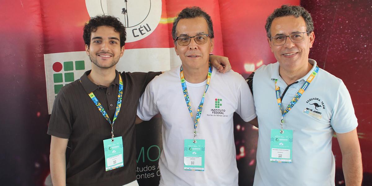 Professor Marcos Carvalho ( meio ) idealizador do Planetário, que etm o objetivo de promover conscientização sobre o meio ambiente (Leonardo Queiroz)