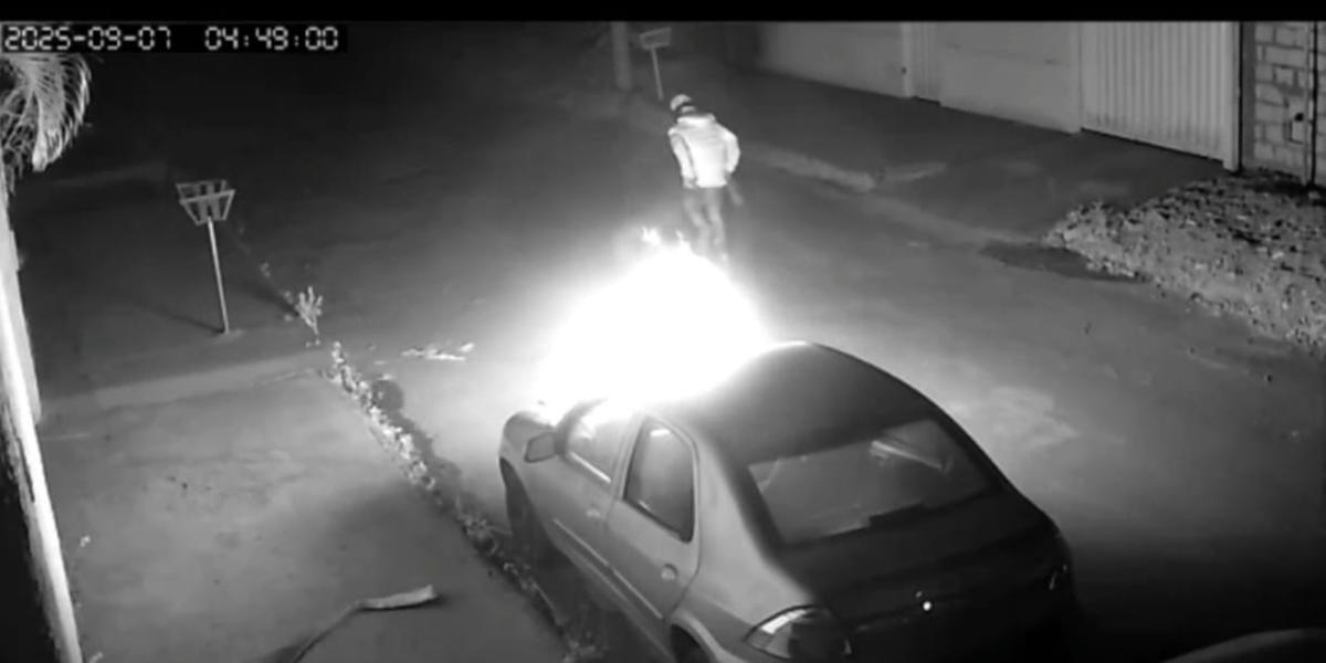 Foi preso ontem (10), um homem de 21 anos, suspeito de ameaçar de morte a ex-companheira, de 26 anos, e incendiar o carro do atual namorado dela. O crime ocorreu na madrugada do último domingo (7), no Bairro Canelas II (Reprodução de Vídeo)