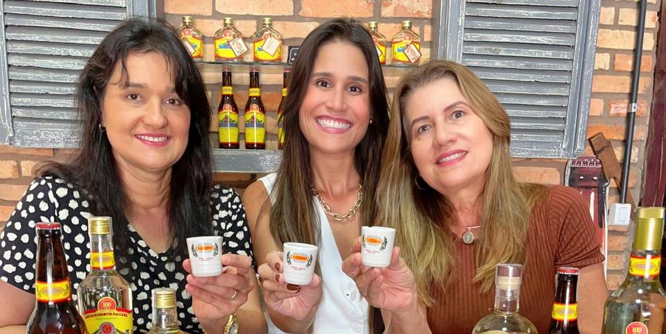 Úrsula Carneiro, Luciana Carneiro, Lícia Carneiro, estão à frente da Cachaça Claudionor (arquivo pessoal)