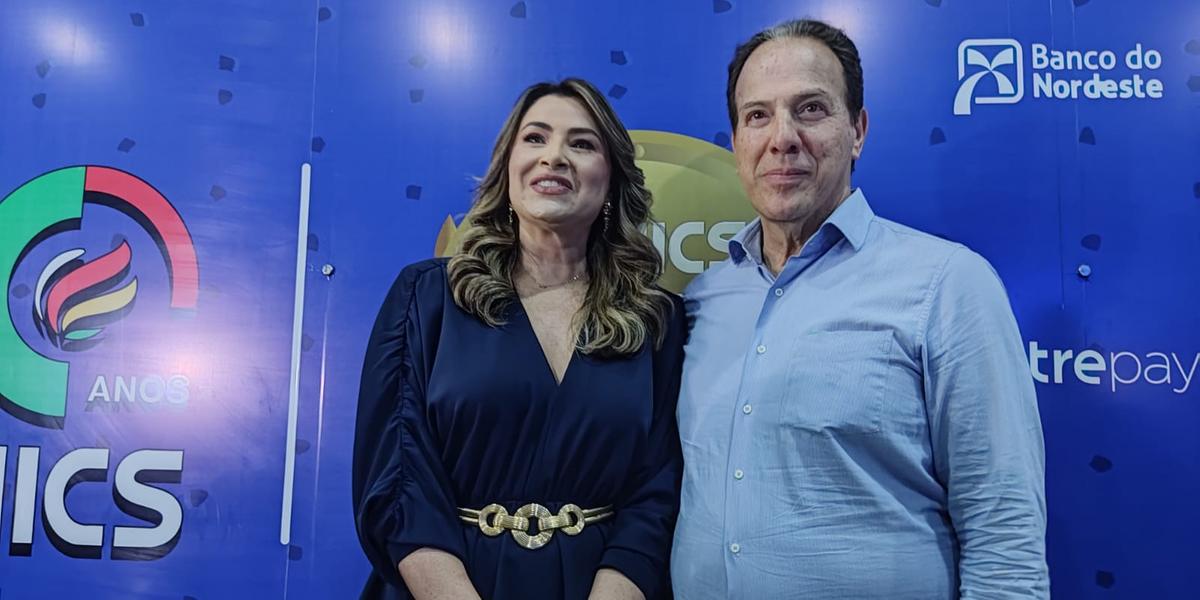 Gislayne Lopes , presidente da ACI e professor Ruy Muniz, na abertura da 30ª FENICS (Márcia vieira)