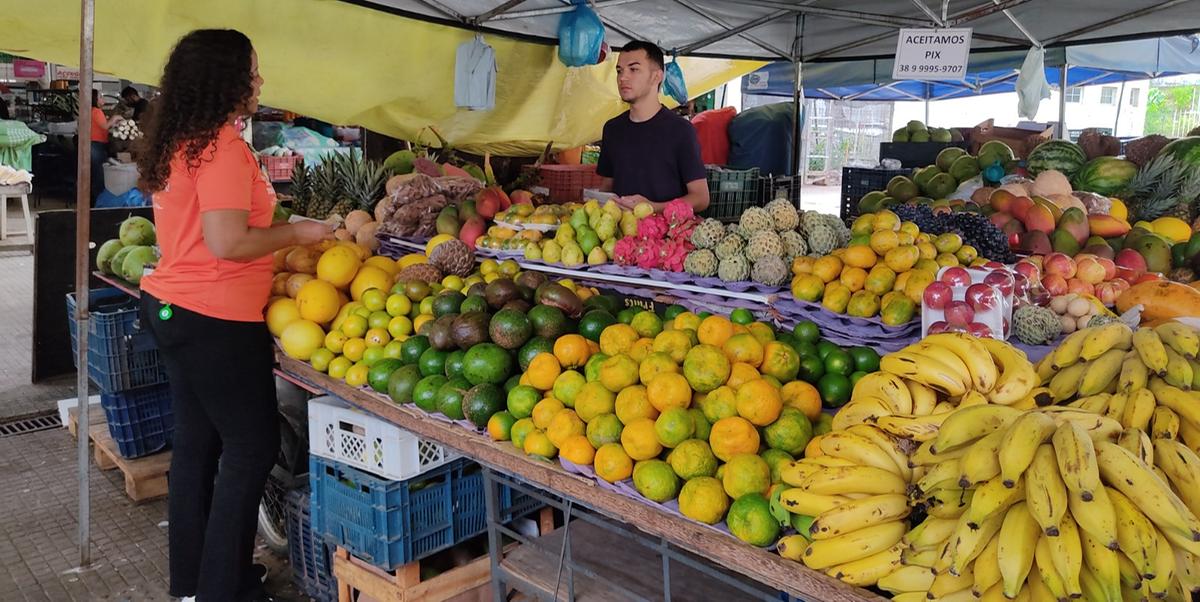 A alimentação também apresentou alívio no orçamento das famílias, segundo o IBGE, com recuo nos preços de produtos básicos (Larissa Durães)
