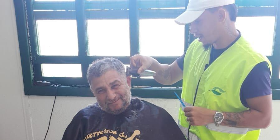 A iniciativa, em parceria com a Polícia Militar Rodoviária e o DER, ofereceu gratuitamente serviços como corte de cabelo, aferição de pressão arterial e frutas frescas. (Ecovias/ divulgação)