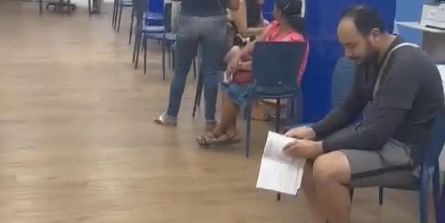 “Usuários utilizam cadeiras dos funcionários, que ainda assim são insuficientes “, constatou Rejane Gonçalves. (Rejane Gonçalves)