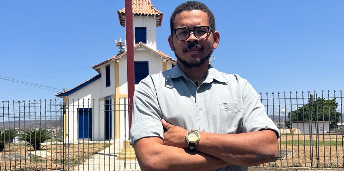 Vinicius Santos Ferreira acaba de lançar nas principais lojas virtuais o livro “Entre Dois Mundos – A Jornada do Professor que Transformou Vidas” (Joyce Almeida)