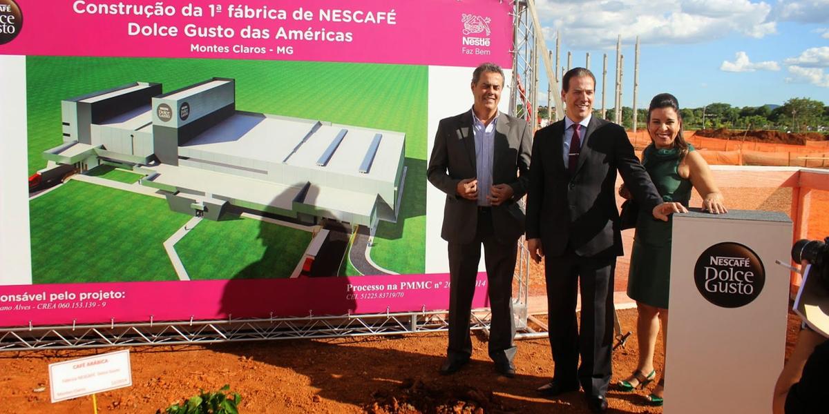 Executivos da Nestlé e o então prefeito Ruy Muniz, no lançamento da pedra fundamental da fábrica, em 2014 (Márcia Vieira)