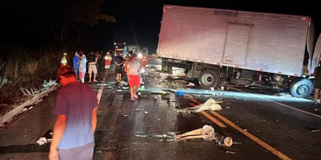 Polícia Militar esteve no local e auxiliou no controle do tráfego, que precisou ser totalmente interditado durante as operações de resgate e remoção dos veículos (redes sociais/ divulgação)