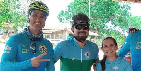 Sérgio Costa, Farley Bernardes e Cleubiane Santa Rosa, da diretoria da Aciclomoc , preparam mais uma entrega “Bike Legal” (Arquivo pessoal)