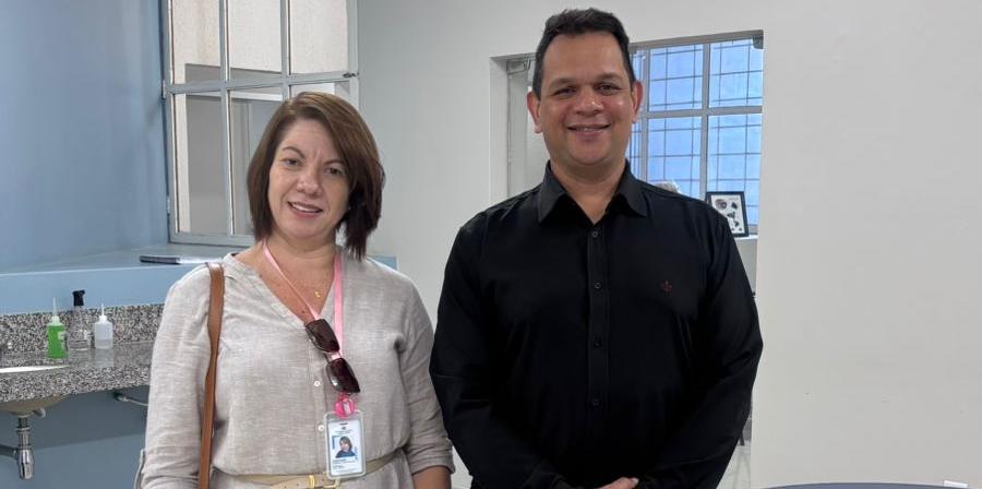 Magnania Cristiane veio conhecer o Centro de Simulação do HCMR e foi recebida pelo coordenador do espaço, Ubiratam Lopes. (Ascom HCMR)