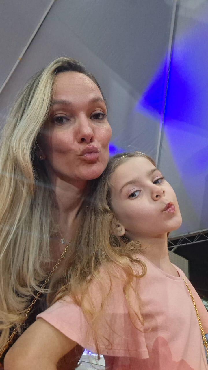 Railda com a filha Maitê, de 6 anos. “Uso de brincadeiras e distrações para enfrentar a agulhada” (arquivo pessoal)