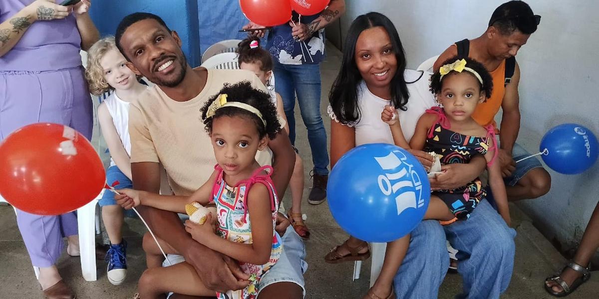 Daniel e Hellen com as filhas gêmeas Mariana e Maria Teresa: “o ambiente é acolhedor e elas ficaram felizes” (Márcia Vieira)